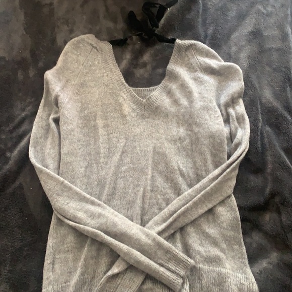 Cute blouse v neck in the back with a string - Picture 2 of 2